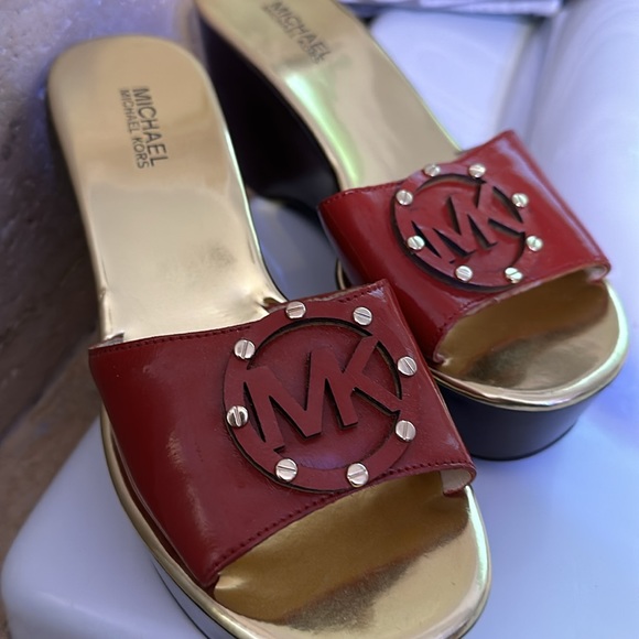MICHAEL KORS Montgomery Sandal Shiny Vachetta Patent Leather Wedge Size 7M - Picture 2 of 6